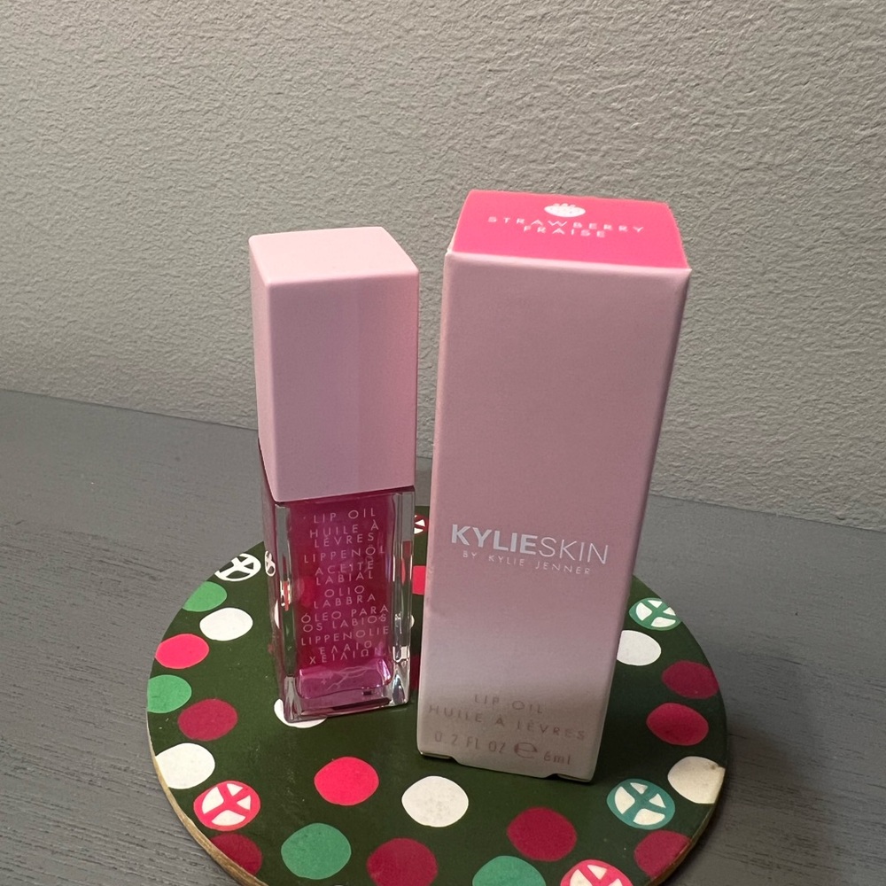 NIB KYLIESKIN LIP OIL.   STRAWBERRY FRAISE